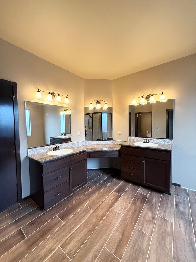 Building Photo - 4 bed 2 Bath off Keene