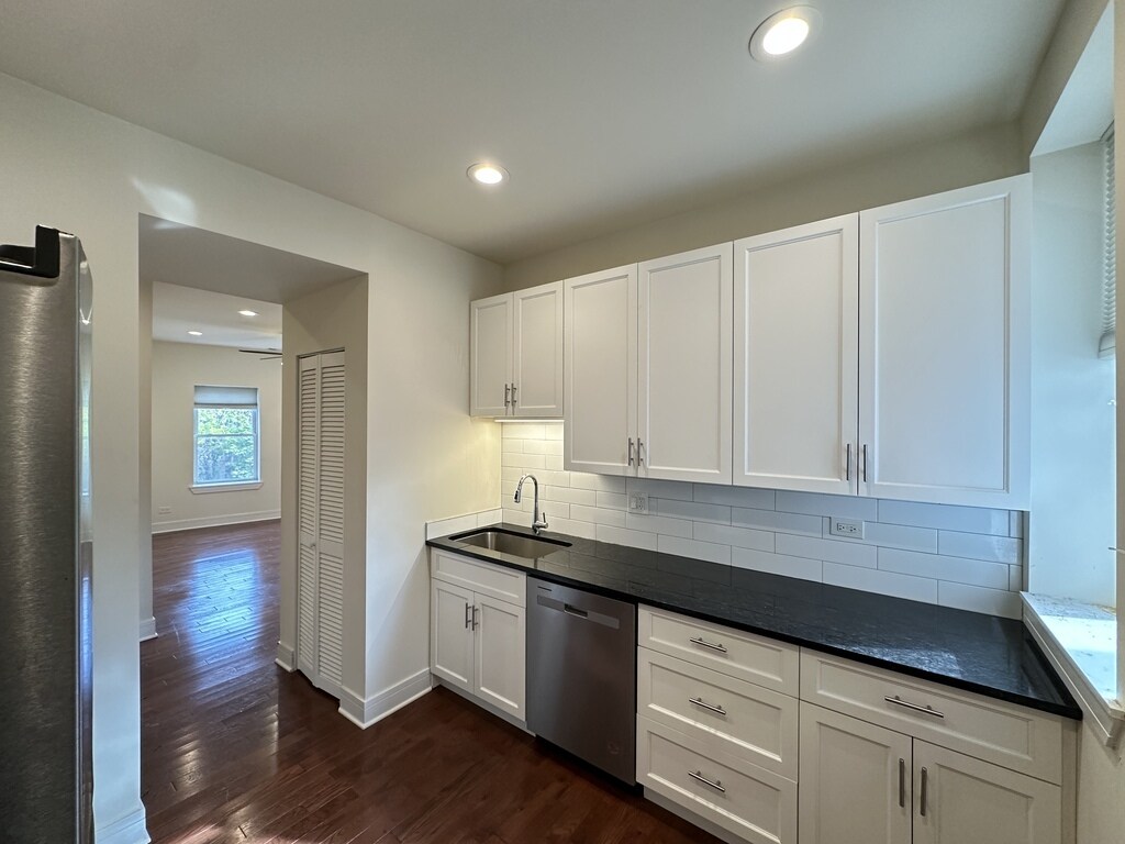 Building Photo - 1159 W Lunt Ave