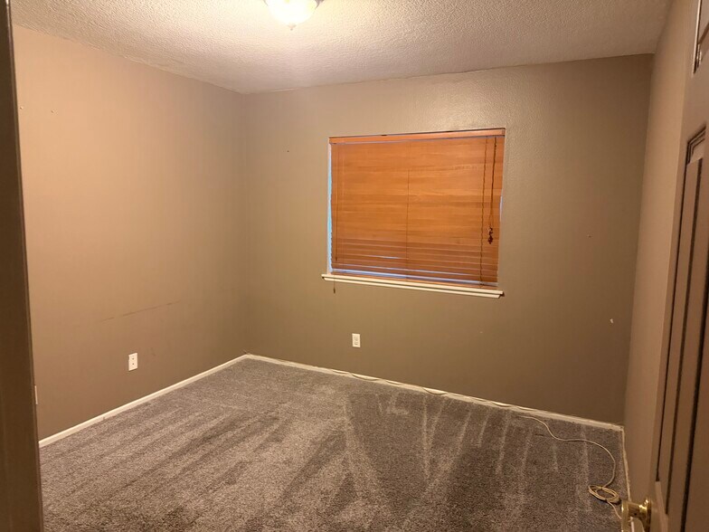 Building Photo - 15550 La Entrada Dr