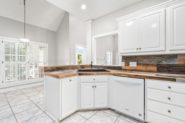 Building Photo - 1902 Hillbrook Cir