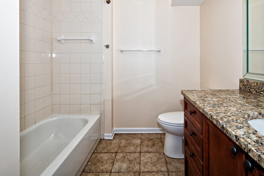 Building Photo - 4248 River Green Dr NW