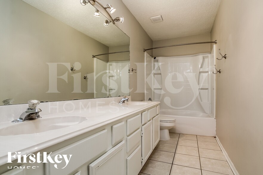 Building Photo - 17026 River Willow Dr