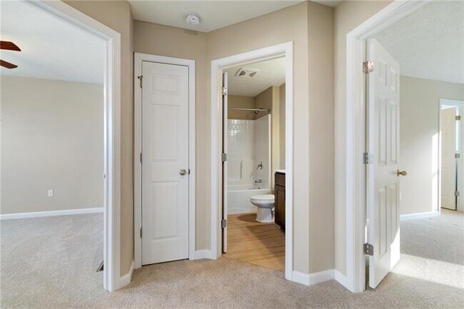 Building Photo - 2858 Canterbury Dr