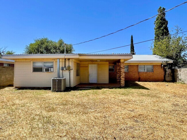 Building Photo - Comfortably Updated 4-Bedroom 2-Bathroom O...