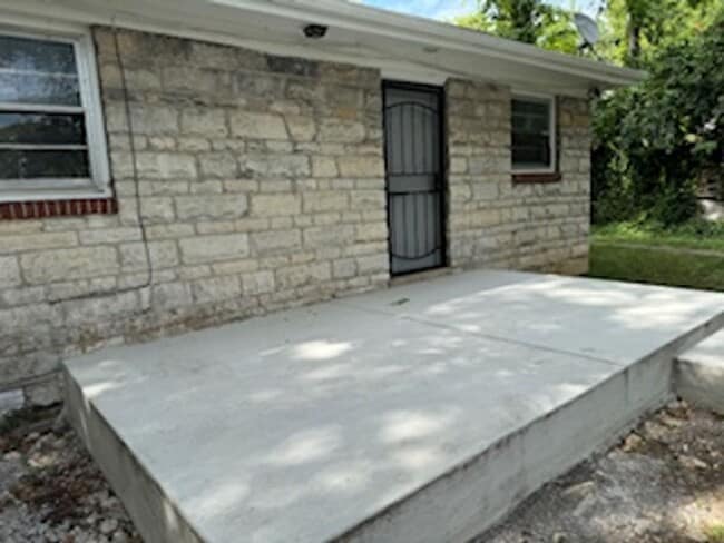 Building Photo - Newly Renovated Unit!