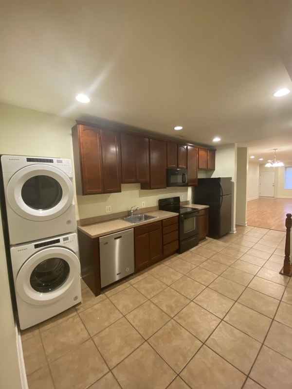 Building Photo - 1600 Light St