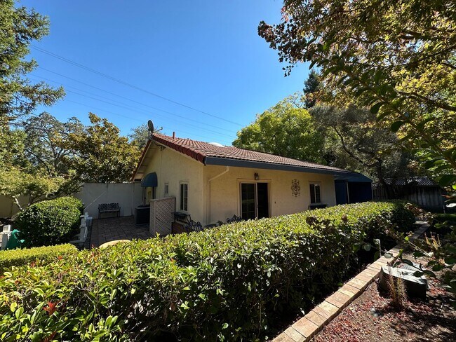 Building Photo - 5 Bed 4 Bath Gated Home In Alamo