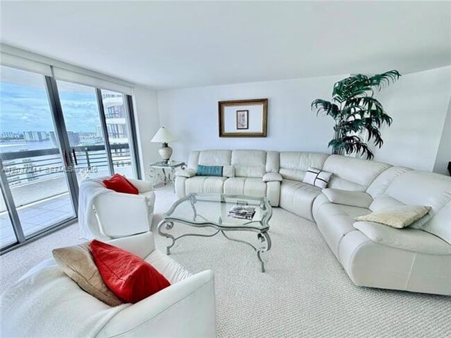 Building Photo - 3500 Mystic Pointe Dr
