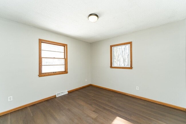 Building Photo - Updated 5 Bed, 2 Bath Home Near Churchill Elementary Available Now