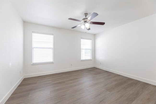 Building Photo - 25951 Ravenside Dr