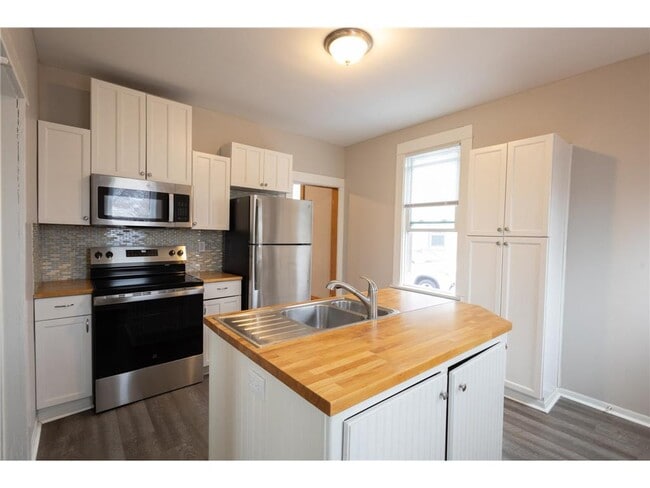 Building Photo - 810 Concordia Ave