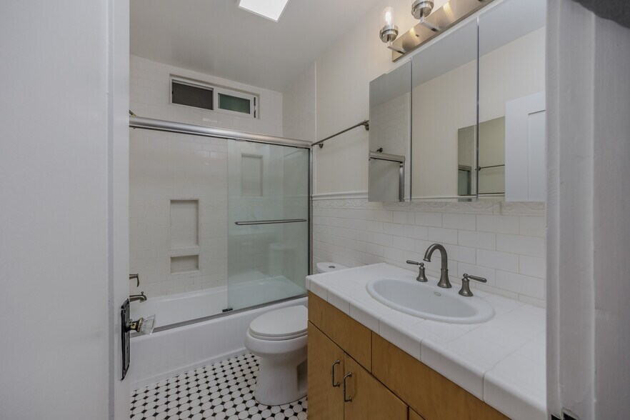 Building Photo - 1244 S Highland Ave