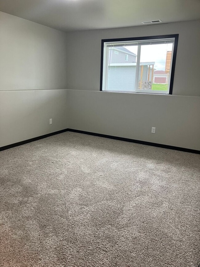 Building Photo - 4 Bed 3 Bath Single Family Home