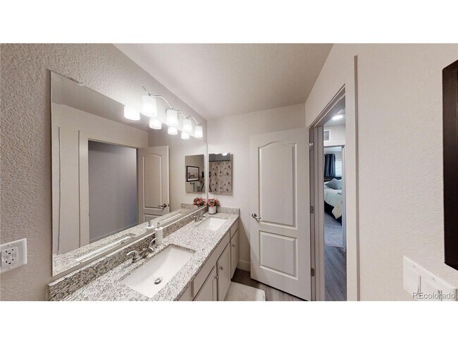 Building Photo - Available 4/2: Beautiful End Unit Townhome in Cherrywood Park