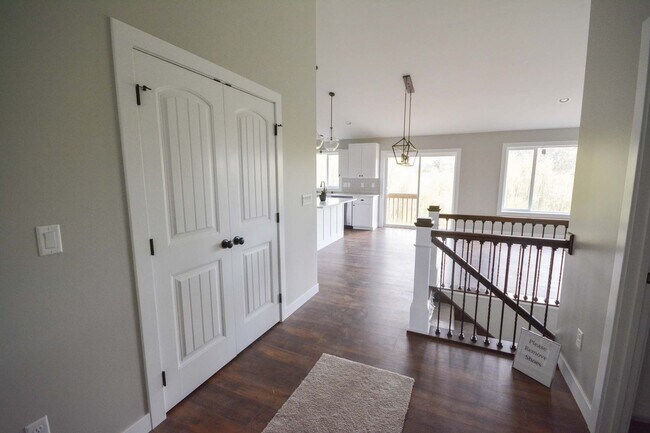 Building Photo - Bright & modern main floor living in newer home!