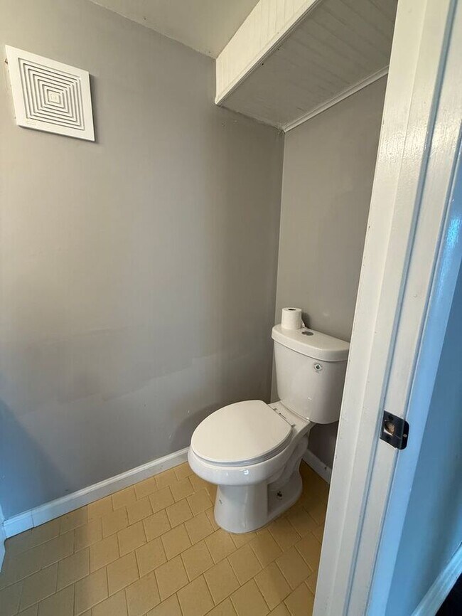 Building Photo - FOR RENT - 3 Bedroom Condo in Green Hills