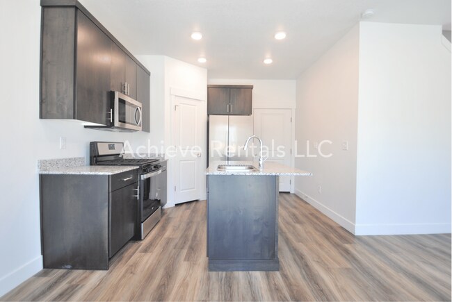 Building Photo - Golf, Parks & Home Sweet Home | Logan Utah Townhome
