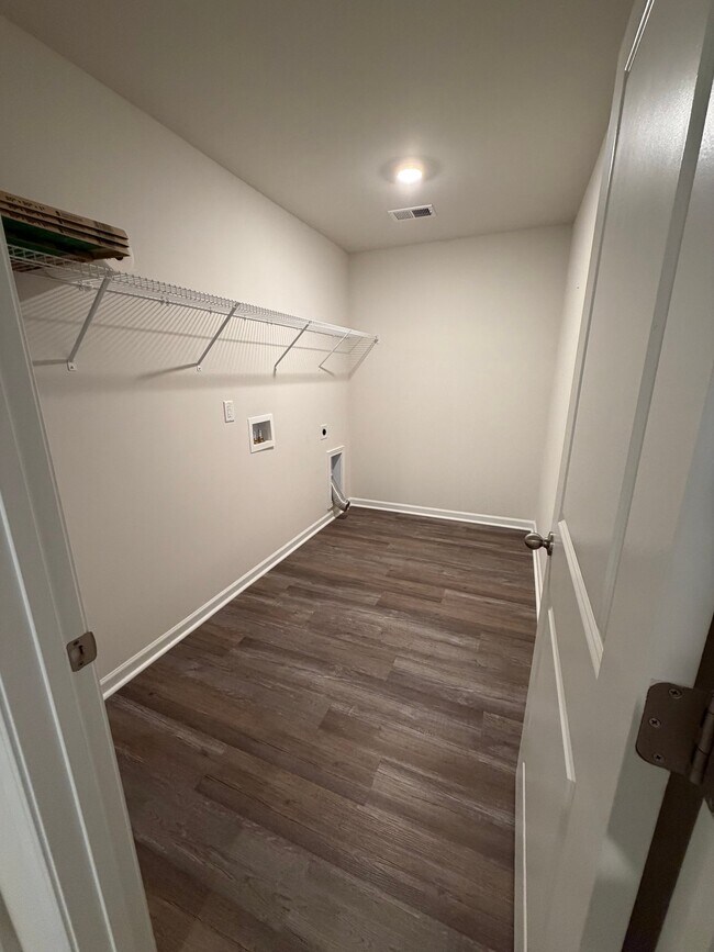 Building Photo - 121 Roocroft Ct