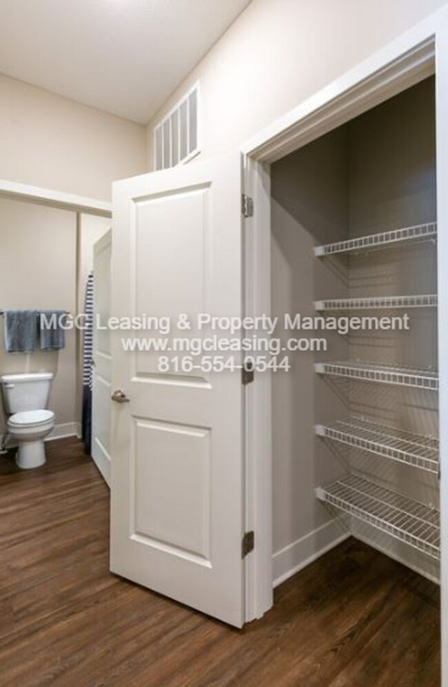 Building Photo - 1 Bedroom Luxury Apartment in the Northland of KCMO