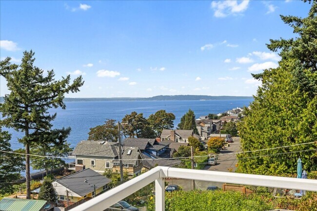 Building Photo - 5Bd/3.5Ba Shoreline House