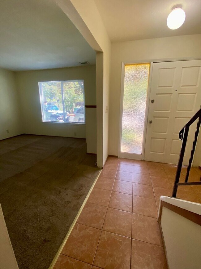 Building Photo - 1489 St James Pky