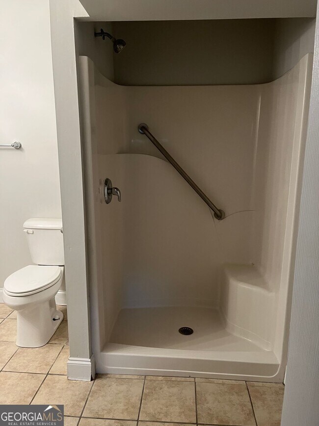 Building Photo - 1560 Pin Oak Ln SE