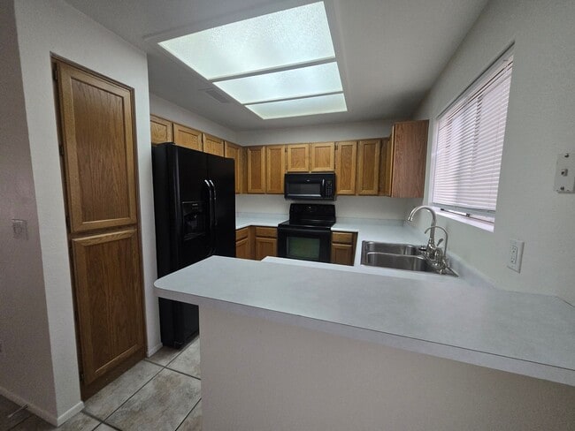 Building Photo - 3 Bedroom 2.5 Bathroom Sonoma Village Townhouse