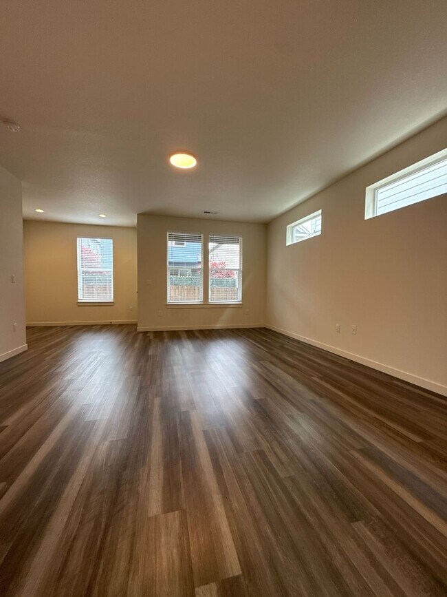 Building Photo - Immaculate 3B/2.5Ba Home in Ridgefield! Available NOW!