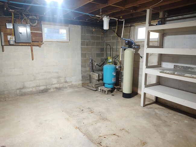 Building Photo - 3005 Fernwood Ave