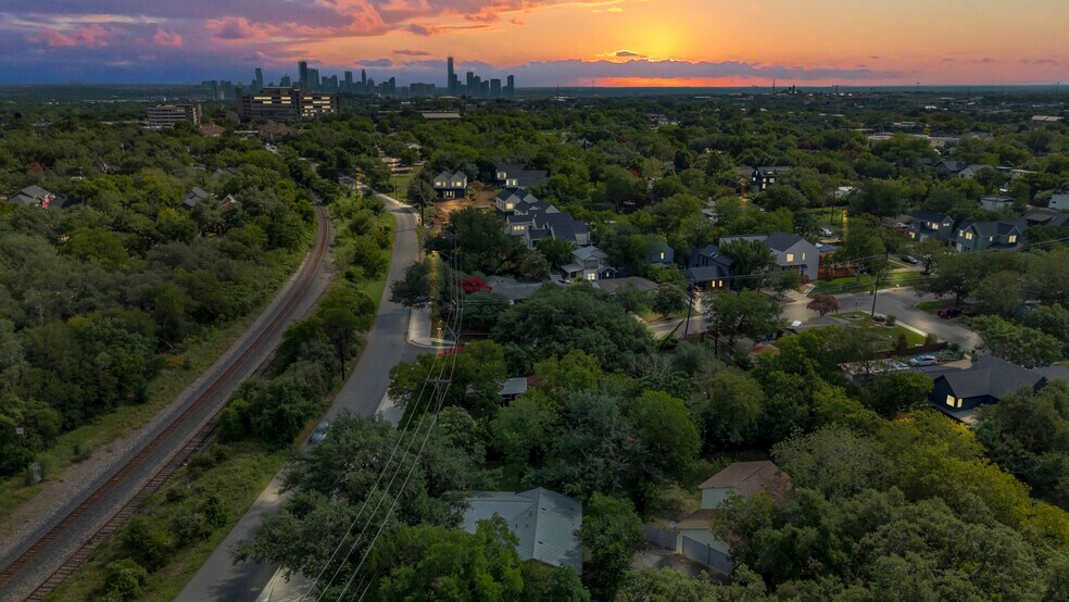 Building Photo - 4603 Lennox Dr