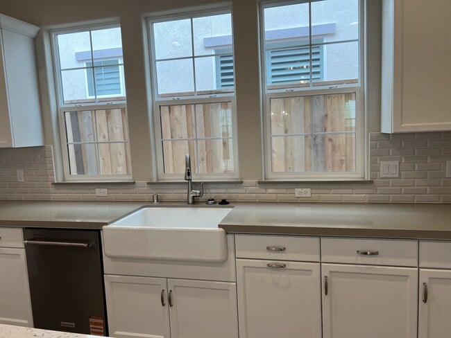 Building Photo - 3068 El Capitan Dr