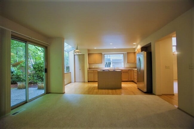 Building Photo - Beautiful 2 Story 3 Bed 2.5 Bath in Sammamish