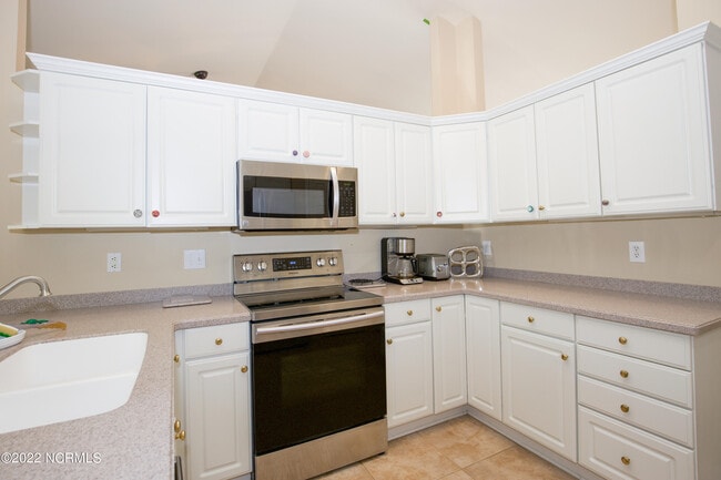Building Photo - 127 Pine Lake Dr