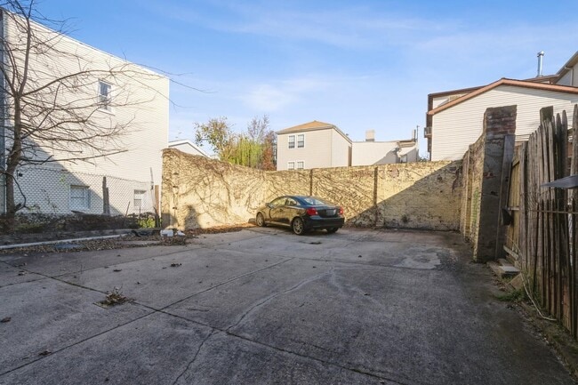 Building Photo - 40 Beacon Ave