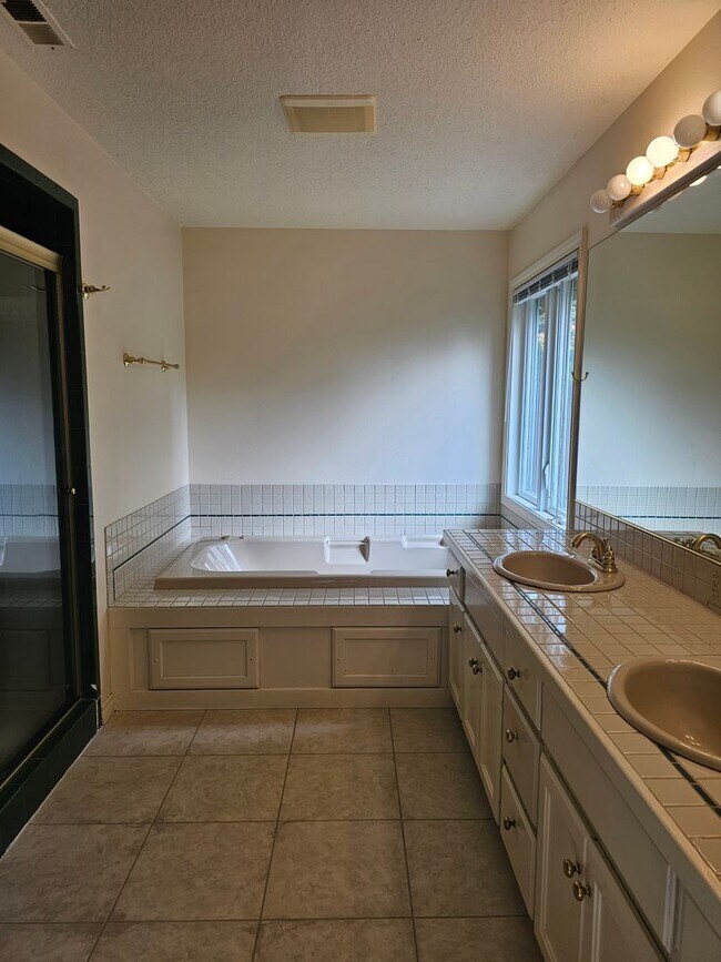 Building Photo - TRADITIONAL HOME IN PALISADES NEIGHBORHOOD...