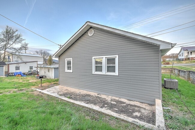 Building Photo - 1017 Fairview Ave