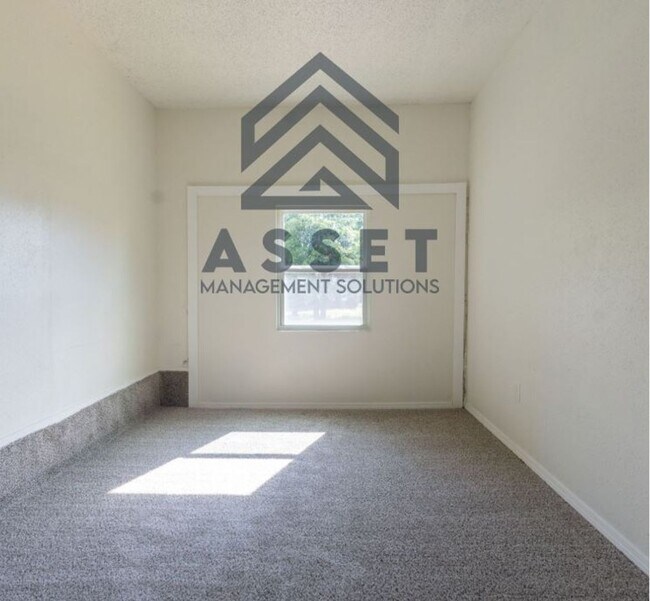 Building Photo - Cute 5 Bedroom House!