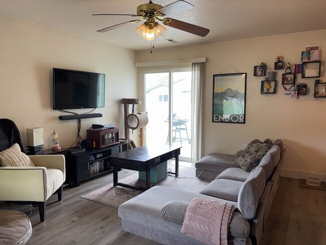 Building Photo - STUDENTS WELCOME! 3 Bed, 2 Bath Duplex in West Fort Collins close to Foothills