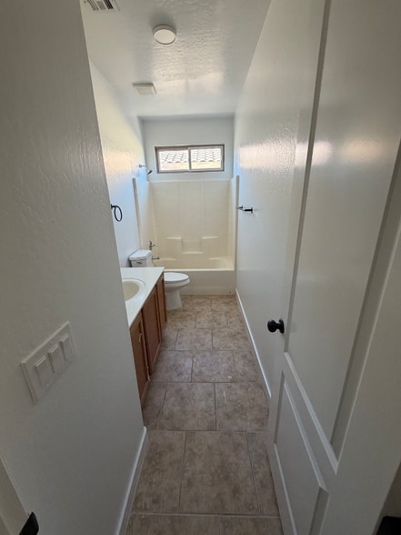 Building Photo - 1190 E Jardin Dr