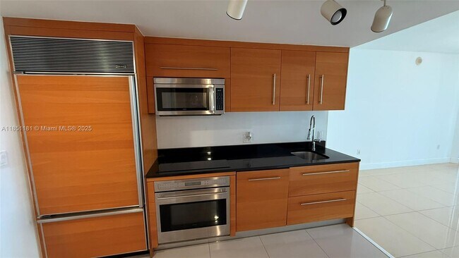 Building Photo - 475 Brickell Ave