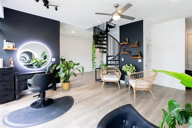 Building Photo - 2213 Poquito St