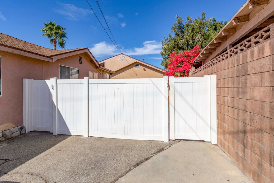 Building Photo - 10563 Vinedale St