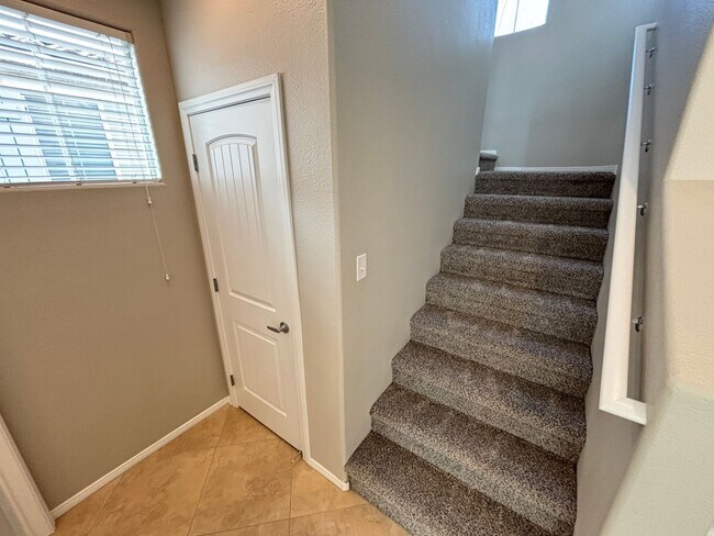 Building Photo - Gorgeous 3Bed/2.5Bath/2Car, 2-Story Home located in Loretta Bay