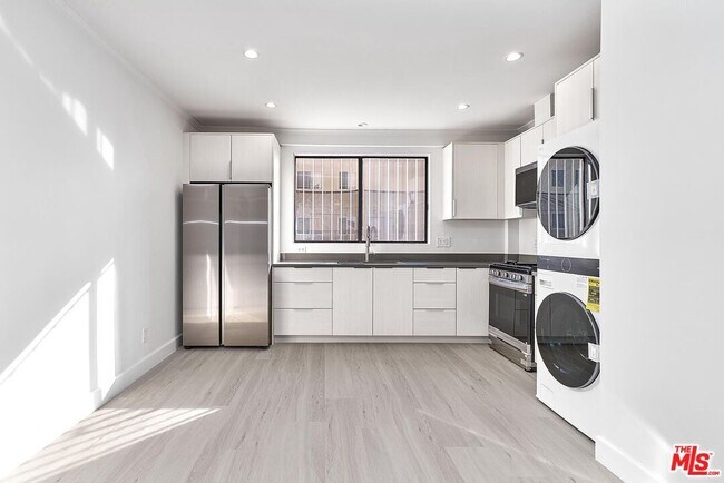 Building Photo - 536 N Oxford Ave