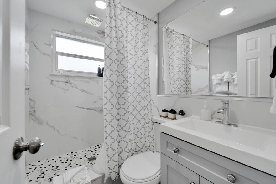 Building Photo - 8820 Rocky Creek Dr