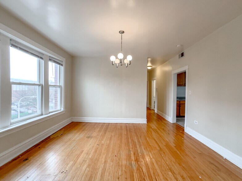 Building Photo - 5000 N Sawyer Ave