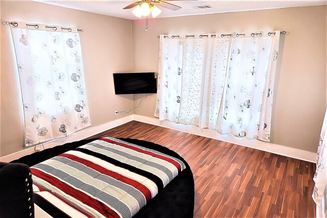Building Photo - 2605 Avenue Q