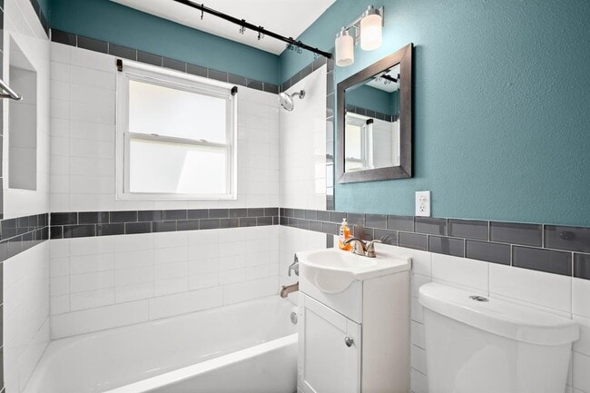 Building Photo - 1404 Vargas Rd