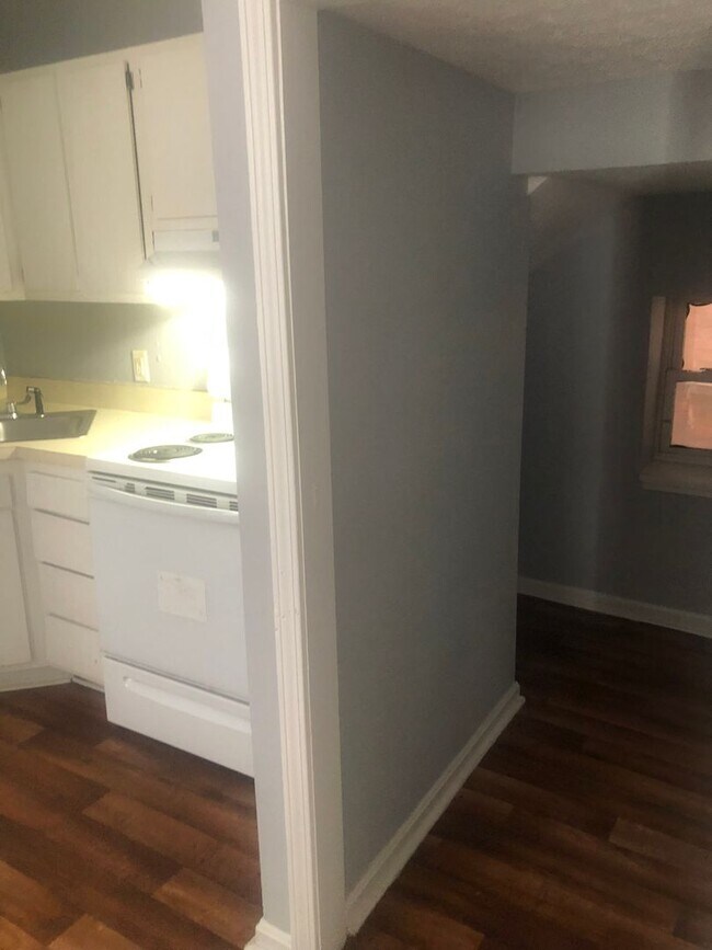 Building Photo - 211 W Hill St