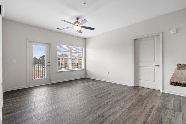 Building Photo - The Groves at 421 *Move In Special*